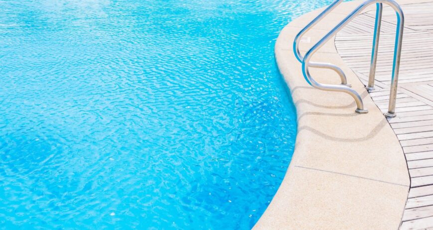 Escaleras de piscina en Córdoba