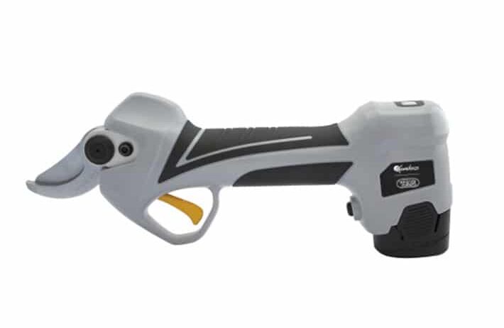 Tijera electrónica Kamikaze KV 360 Equipada con un motor de 150W, la KV280 te ofrece la potencia necesaria para cortar ramas de hasta 25 mm sin esfuerzo. Además, incluye dos baterías de litio que proporcionan una autonomía de hasta 2.500 cortes por carga, lo que te asegura una jornada de poda sin interrupciones.