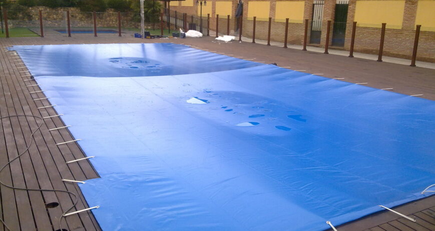 cobertor de piscina en invierno