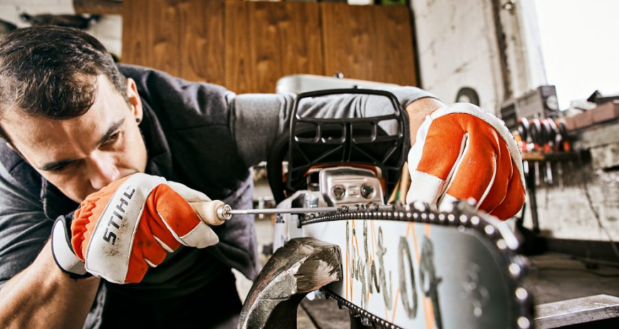 motosierra lima cadena Colocar correctamente la cadena en tu motosierra es esencial para un rendimiento óptimo y para garantizar la seguridad en el uso de la herramienta. Asegúrate de que la cadena esté bien tensa y que la motosierra esté lista para usarse. Si la tensión no es correcta, realiza los ajustes necesarios.