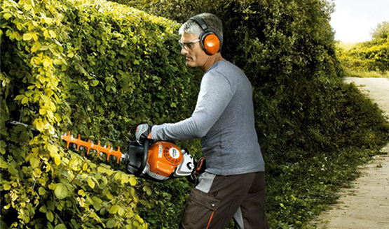 El cortasetos térmico, o con motor de gasolina Stihl, es por definición potente y robusto. Hace frente al corte de ramas gruesas y trabaja en sesiones prolongadas. El cortasetos térmico se adapta idealmente a grandes trabajos de mantenimiento de espacios verdes, aunque también hay que señalar que es profesional y pesado, ruidoso y no demasiado ecológico por la naturaleza del motor. Además, si no le realizas un mantenimiento regular su arranque puede resultar un tanto caprichoso. El motor del cortasetos térmico puede ser de 2 tiempos o de 4 tiempos. Como ya hemos señalado, el motor de 2 tiempos funciona con mezcla aceite Stihl y gasolina en el mismo depósito, mientras que el motor de 4 tiempos cuenta con un depósito de combustible y otro de aceite. En lo tocante a su rendimiento y su mantenimiento, el motor de 2 tiempos exige menos atenciones que el de 4 tiempos, aunque también resulta menos eficiente. El cortasetos con motor de 4 tiempos se recomienda para usos intensivos y regulares. Los cortasetos térmicos están recomendados para los profesionales y los propietarios de grandes parcelas, o simplemente para aquellos que no desean estar sujetos a un alargador y ser independientes de la energía eléctrica o la batería.