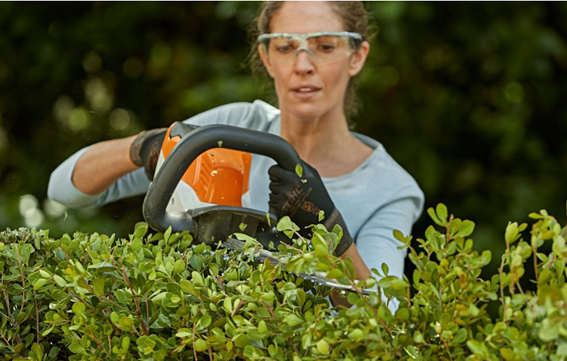 Cortasetos Podar un seto parece sencillo, pero conseguir una línea perfectamente recta y un acabado uniforme puede ser todo un desafío para los que se inician. Un seto bien recortado no solo embellece tu jardín, sino que demuestra un trabajo preciso. STIHL