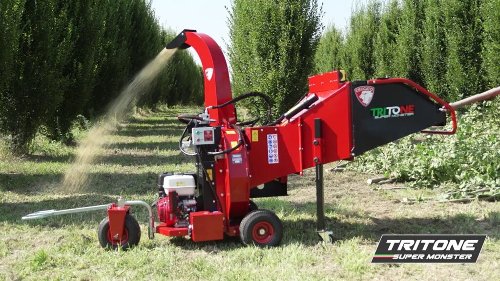 Biotrituradora ramas ceccato El motor Honda GX 690 es la joya de la corona de esta biotrituradora. Este motor de gasolina de 4 tiempos es conocido por su potencia, durabilidad y bajo consumo, asegurando que la máquina pueda triturar ramas de gran diámetro de forma continua y sin esfuerzo, incluso en las jornadas de trabajo más largas.