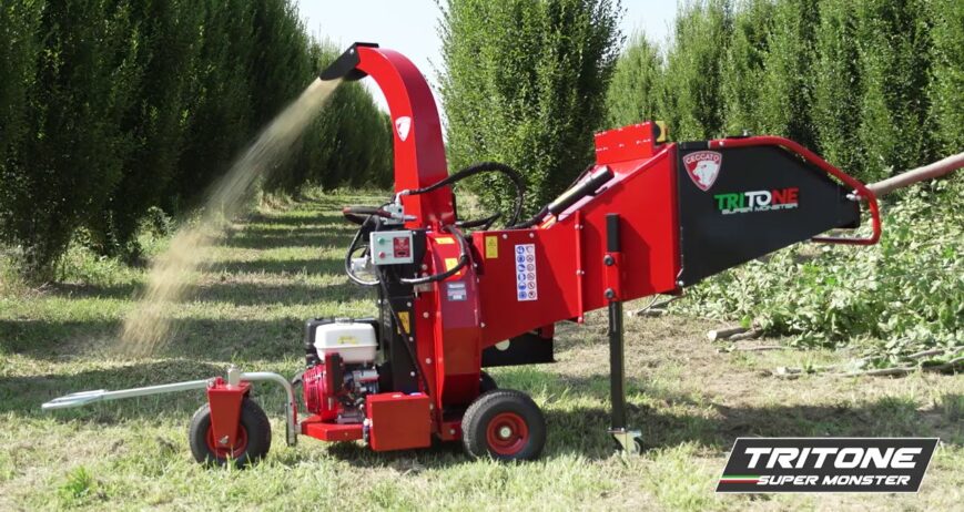 Biotrituradora ramas ceccato El motor Honda GX 690 es la joya de la corona de esta biotrituradora. Este motor de gasolina de 4 tiempos es conocido por su potencia, durabilidad y bajo consumo, asegurando que la máquina pueda triturar ramas de gran diámetro de forma continua y sin esfuerzo, incluso en las jornadas de trabajo más largas.