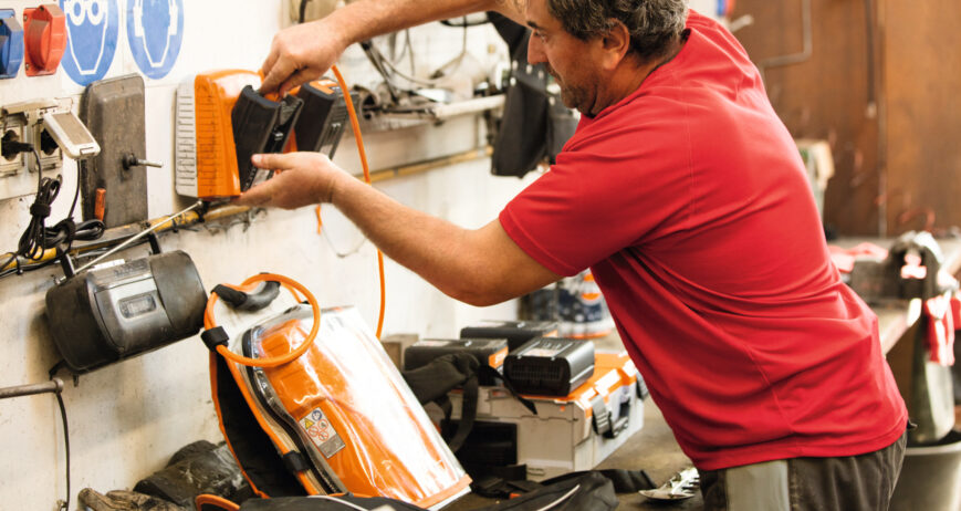 En podadoras de altura, donde el peso es un factor crítico, el adaptador AP permite llevar la batería en el cinturón, facilitando el manejo de la herramienta En trabajos prolongados con desbrozadoras o sopladores, el adaptador AP mejora la ergonomía y reduce la tensión en los brazos y la espalda. Descubre la eficiencia del motor de batería