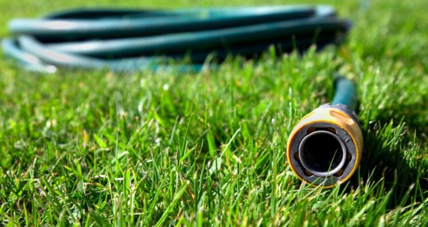 Elegir la manguera de jardín adecuada puede marcar la diferencia en la eficiencia del riego y el mantenimiento de espacios verdes. Con el modelo correcto y un buen cuidado, esta herramienta se convierte en un aliado indispensable para cualquier tarea de jardinería, permitiendo un uso eficiente del agua y garantizando un jardín saludable y bien cuidado.