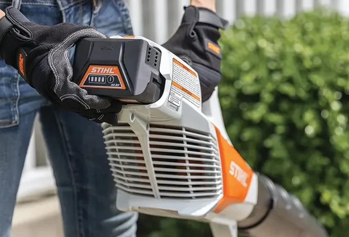 STIHL ofrece una amplia gama de sopladores diseñados para satisfacer las necesidades de cada usuario, desde el mantenimiento ocasional del hogar hasta el uso profesional intensivo. La elección entre un modelo de batería y uno de gasolina dependerá de tus necesidades específicas.