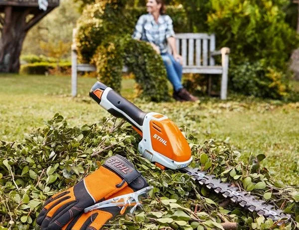 El STIHL HSA 26 no es solo un cortasetos de batería; es un sistema de poda y recorte que combina la legendaria calidad STIHL con una ergonomía y facilidad de uso inigualables. Si tienes un jardín, balcón o terraza con arbustos, setos pequeños o incluso plantas con flor que requieren un cuidado detallado, ¡este es tu aliado perfecto!