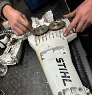 No dejes que un imprevisto detenga tu cosecha. Mantén tus herramientas preparadas y trabaja con seguridad y eficiencia Taller SAT Oficial Stihl de Agrocor. Mantenimiento y reparación de máquinas Vareadores Sopladores, desbrozadoras y motosierras