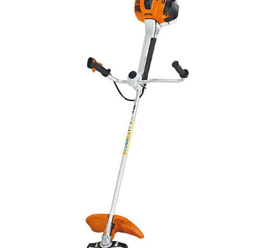 Desbrozadora forestal STIHL FS 561 C-EM equipada con cuchilla de triturar de acero 320-2 para matorral denso. Desbrozadora STIHL FS 561 C-EM triturar 320-2