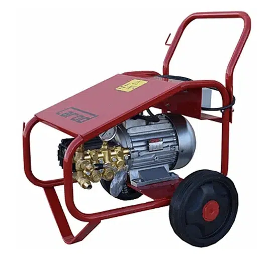 Hidrolimpiadora CAROD AUT-2015: Potencia Profesional para Tareas Exigentes La Hidrolimpiadora CAROD AUT-2015 200B 15 l/min 13 HP es una máquina de limpieza de alta presión diseñada para profesionales y tareas que requieren una gran potencia y caudal. No es una hidrolimpiadora doméstica; sus especificaciones la colocan en la categoría de equipos robustos, capaces de afrontar trabajos difíciles en entornos agrícolas, industriales o de construcción. Características Clave de la Hidrolimpiadora CAROD AUT-2015 200B 15 l/min 13 HP 200 B (Bares de Presión): Esta es una presión muy alta para una hidrolimpiadora. Uso: Una presión de 200 bares es ideal para la eliminación de suciedad incrustada, lodo, grasa, musgo, pintura descascarillada, o para la limpieza a fondo de superficies grandes y resistentes. Es significativamente más potente que las hidrolimpiadoras domésticas típicas (que suelen rondar los 110-145 bares). Aplicaciones: Perfecta para limpiar maquinaria agrícola pesada, granjas, corrales, vehículos industriales, camiones, fachadas muy sucias, suelos de hormigón en naves, etc. 15 l/min (Litros por Minuto de Caudal): El caudal es tan importante como la presión, si no más. Uso: Un caudal de 15 litros por minuto (900 litros por hora) es excepcional. Un caudal alto significa que la máquina mueve una gran cantidad de agua, lo que permite una limpieza mucho más rápida y eficiente de grandes superficies. La suciedad se arrastra con mayor facilidad y la tarea se completa en menos tiempo. Comparativa: Las hidrolimpiadoras domésticas suelen tener caudales de 6-8 l/min. Los 15 l/min de la CAROD AUT-2015 la sitúan en el rango de máquinas profesionales de alto rendimiento. 13 HP (Caballos de Vapor del Motor): Esto indica la potencia del motor que impulsa la bomba. Tipo de Motor: Con 13 HP, es casi seguro que esta hidrolimpiadora funciona con un motor de gasolina. Los motores de gasolina ofrecen la ventaja de la autonomía, ya que no dependen de una toma de corriente, lo que las hace ideales para trabajos en fincas, obras o lugares remotos. Rendimiento: Un motor de 13 HP es necesario para generar y mantener los 200 bares de presión y los 15 l/min de caudal de manera constante. ¿Por Qué Elegir la CAROD AUT-2015 para tu Trabajo? Rendimiento Profesional: Es una máquina diseñada para el trabajo duro y continuo, no para uso ocasional. Autonomía: Al ser de gasolina, puedes usarla en cualquier lugar sin preocuparte por la conexión eléctrica. Eficiencia en el Tiempo: La combinación de alta presión y alto caudal permite limpiar grandes superficies en mucho menos tiempo que con equipos de menor rendimiento. Durabilidad: Las máquinas con estas especificaciones suelen estar construidas con componentes de alta calidad (bombas de pistones cerámicos, chasis robustos) para soportar el uso profesional. Es crucial utilizar los aceites y combustibles adecuados. Hidrolimpiadora eléctrica industrial CAROD AFL-2015 con bomba UDOR para limpieza profesional.