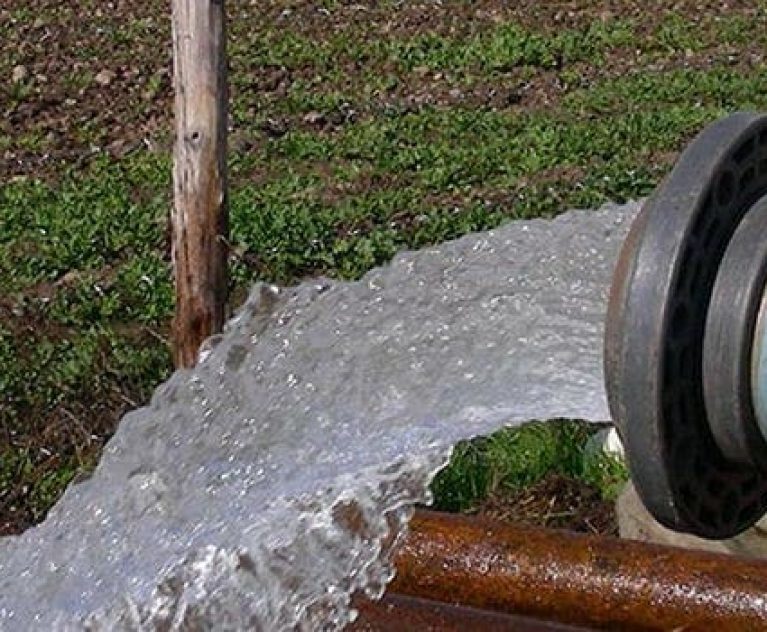 Cómo elegir la bomba de riego perfecta y no morir en el intento