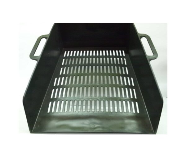 Caja Recogedora de Plástico Negro para Aceitunas y Frutos Secos Optimiza los procesos de recolección, transporte y almacenamiento en tu campaña agrícola con nuestra caja recogedora de plástico en color negro para aceitunas. Diseñada bajo estrictos estándares de resistencia industrial, esta caja calada (perforada) es la herramienta indispensable para agricultores que buscan proteger la calidad de la oliva desde el árbol hasta la almazara, evitando el aplastamiento y garantizando una aireación óptima del fruto. Su estructura ligera pero altamente robusta está fabricada en polímeros reciclados de alta calidad, ofreciendo una solución sostenible, económica y de gran durabilidad frente a las duras condiciones de trabajo en el campo. Características Principales de la Caja Recogedora Este modelo de caja agrícola destaca por su diseño funcional, pensado para maximizar la productividad durante las jornadas de recogida intensiva: Estructura Calada / Perforada: Las paredes y el fondo ranurados permiten la libre circulación del aire y el drenaje de líquidos sobrantes (agua de lluvia o rocío). Esto evita la condensación de humedad, previniendo el recalentamiento del fruto y la aparición de hongos o procesos de fermentación prematuros que dañan la acidez del aceite. Diseño Apilable y Encastrable: Su geometría permite apilarlas de forma completamente segura cuando están llenas, optimizando el espacio en remolques y almacenes. Al estar vacías, encajan parcialmente entre sí para reducir el volumen de transporte de retorno. Ergonomía en el Manejo: Incorpora asas cerradas o abiertas reforzadas en los laterales para facilitar un agarre cómodo y firme, incluso con el uso de guantes agrícolas, reduciendo la fatiga en la carga manual. Especificaciones Técnicas (Ficha Técnica Comercial) Verifique las dimensiones y capacidades estándar para asegurar la compatibilidad con sus palets o plataformas de transporte: Dimensiones y Capacidades Habituales Material: Polietileno de alta densidad (HDPE) o Polipropileno (PP) virgen o reciclado de alta resistencia. Color: Negro (alta resistencia a las manchas de aceites y jugos vegetales).