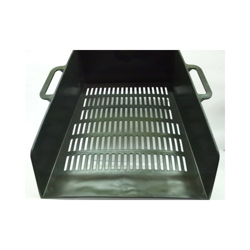 Caja Recogedora de Plástico Negro para Aceitunas y Frutos Secos Optimiza los procesos de recolección, transporte y almacenamiento en tu campaña agrícola con nuestra caja recogedora de plástico en color negro para aceitunas. Diseñada bajo estrictos estándares de resistencia industrial, esta caja calada (perforada) es la herramienta indispensable para agricultores que buscan proteger la calidad de la oliva desde el árbol hasta la almazara, evitando el aplastamiento y garantizando una aireación óptima del fruto. Su estructura ligera pero altamente robusta está fabricada en polímeros reciclados de alta calidad, ofreciendo una solución sostenible, económica y de gran durabilidad frente a las duras condiciones de trabajo en el campo. Características Principales de la Caja Recogedora Este modelo de caja agrícola destaca por su diseño funcional, pensado para maximizar la productividad durante las jornadas de recogida intensiva: Estructura Calada / Perforada: Las paredes y el fondo ranurados permiten la libre circulación del aire y el drenaje de líquidos sobrantes (agua de lluvia o rocío). Esto evita la condensación de humedad, previniendo el recalentamiento del fruto y la aparición de hongos o procesos de fermentación prematuros que dañan la acidez del aceite. Diseño Apilable y Encastrable: Su geometría permite apilarlas de forma completamente segura cuando están llenas, optimizando el espacio en remolques y almacenes. Al estar vacías, encajan parcialmente entre sí para reducir el volumen de transporte de retorno. Ergonomía en el Manejo: Incorpora asas cerradas o abiertas reforzadas en los laterales para facilitar un agarre cómodo y firme, incluso con el uso de guantes agrícolas, reduciendo la fatiga en la carga manual. Especificaciones Técnicas (Ficha Técnica Comercial) Verifique las dimensiones y capacidades estándar para asegurar la compatibilidad con sus palets o plataformas de transporte: Dimensiones y Capacidades Habituales Material: Polietileno de alta densidad (HDPE) o Polipropileno (PP) virgen o reciclado de alta resistencia. Color: Negro (alta resistencia a las manchas de aceites y jugos vegetales).