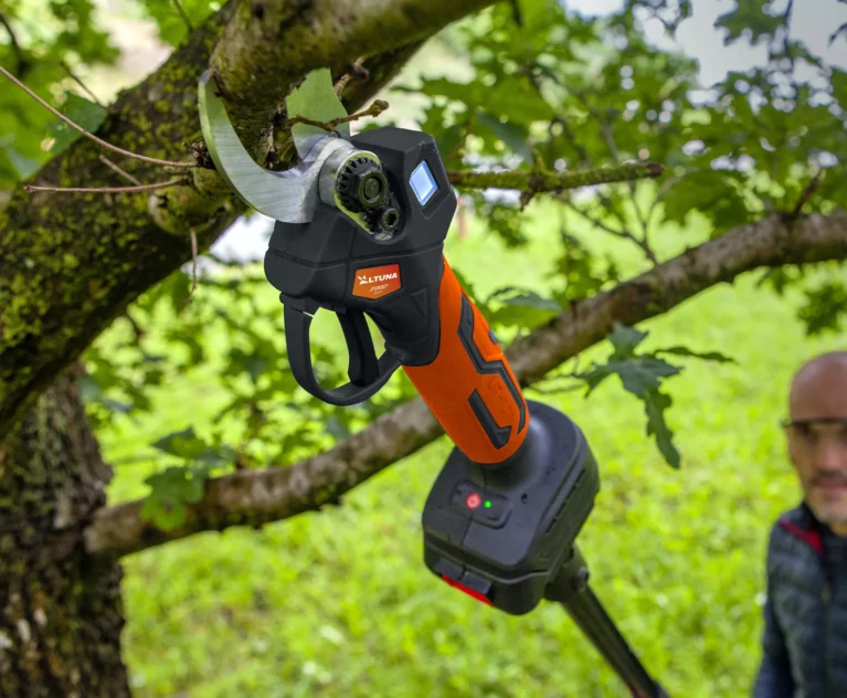 Tenemos todos los accesorios necesarios: baterías de repuesto compatibles, kits de afilado, lubricantes específicos y fundas de transporte. Revolución en la Poda 2026: Las nuevas máquinas de altura que han aterrizado en Agrocor Cómo elegir tu tijera de poda a batería sin equivocarte