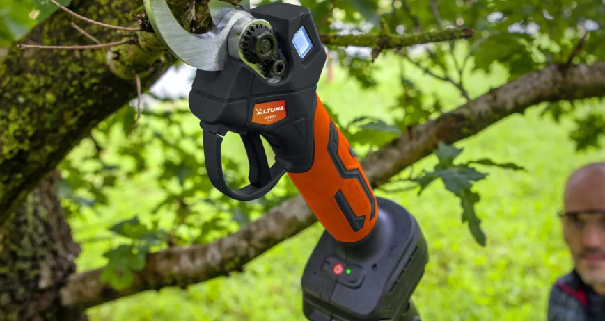 Tenemos todos los accesorios necesarios: baterías de repuesto compatibles, kits de afilado, lubricantes específicos y fundas de transporte. Revolución en la Poda 2026: Las nuevas máquinas de altura que han aterrizado en Agrocor Cómo elegir tu tijera de poda a batería sin equivocarte
