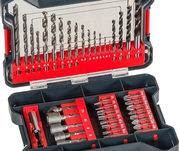 Juego de 41 brocas y puntas Powerbox EINHELL: El kit universal para perforación y atornillado El Juego de 41 brocas y puntas Powerbox EINHELL es la solución integral diseñada para cubrir todas las necesidades de perforación y fijación en un solo maletín. Este set combina accesorios de alta resistencia para trabajar sobre metal, mampostería y madera, junto con una selección estratégica de puntas de atornillado. En Agrocor, recomendamos este Powerbox como el complemento indispensable para cualquier taladro de la gama Power X-Change, garantizando resultados profesionales tanto en el mantenimiento agrícola como en proyectos de construcción. Contenido y especificaciones técnicas del Powerbox de 41 piezas Este conjunto ha sido fabricado bajo estándares de calidad industrial para asegurar una larga vida útil y un rendimiento constante: Brocas para metal (HSS): Puntas afiladas de alta velocidad que permiten perforar acero y metales no ferrosos con gran precisión y menor esfuerzo. Brocas para mampostería: Equipadas con punta de carburo de tungsteno, ideales para taladrar con percusión en ladrillo, piedra y hormigón ligero. Brocas para madera: Con punta de centrado para evitar desplazamientos, perfectas para realizar orificios limpios en maderas blandas y duras. Surtido de puntas de atornillado: Selección de los perfiles más utilizados (PH, PZ, Torx y Planas) fabricados en acero resistente al impacto. Accesorios adicionales: Incluye avellanador para acabados profesionales y un portapuntas magnético de cambio rápido. Ventajas de utilizar el set Powerbox de Einhell El Juego de 41 brocas y puntas Powerbox EINHELL destaca por su organización inteligente en un maletín de transporte robusto con cierre de seguridad. Cada herramienta tiene su alojamiento específico, lo que facilita el orden y evita la pérdida de piezas en entornos de trabajo dinámicos. La calidad de los materiales asegura que las brocas mantengan su filo por más tiempo, reduciendo el riesgo de rotura y optimizando el consumo de batería de su herramienta eléctrica gracias a una menor fricción durante el uso. Por qué equipar tu taller con Agrocor y Einhell Adquirir el Juego de 41 brocas y puntas Powerbox EINHELL en Agrocor le garantiza el acceso a accesorios originales con el respaldo de un equipo experto en el sector agroindustrial. Como líderes en suministros, seleccionamos sets que maximizan la productividad y la versatilidad de sus herramientas. En nuestra tienda encontrará el compromiso de un servicio técnico de calidad y la rapidez de entrega necesaria para que sus proyectos nunca se detengan.