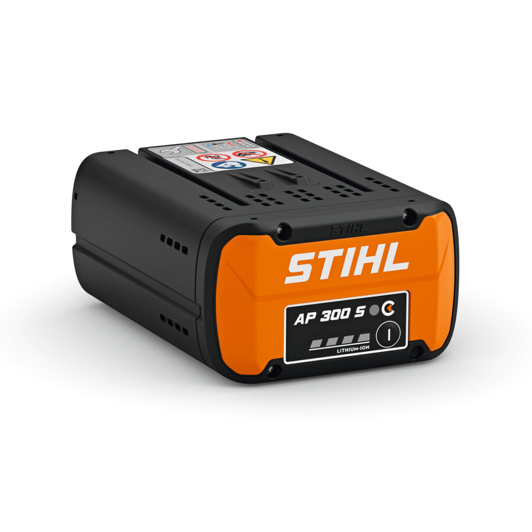 Batería STIHL AP 300 S Litio-Ion 7.8 Ah Esta batería profesional de alto rendimiento, parte del sistema STIHL AP, destaca por su gran capacidad (7.8 Ah) y su tecnología de litio-ion, que ofrece potencia constante y larga autonomía para herramientas STIHL a batería. Ideal para jardineros, paisajistas y profesionales exigentes