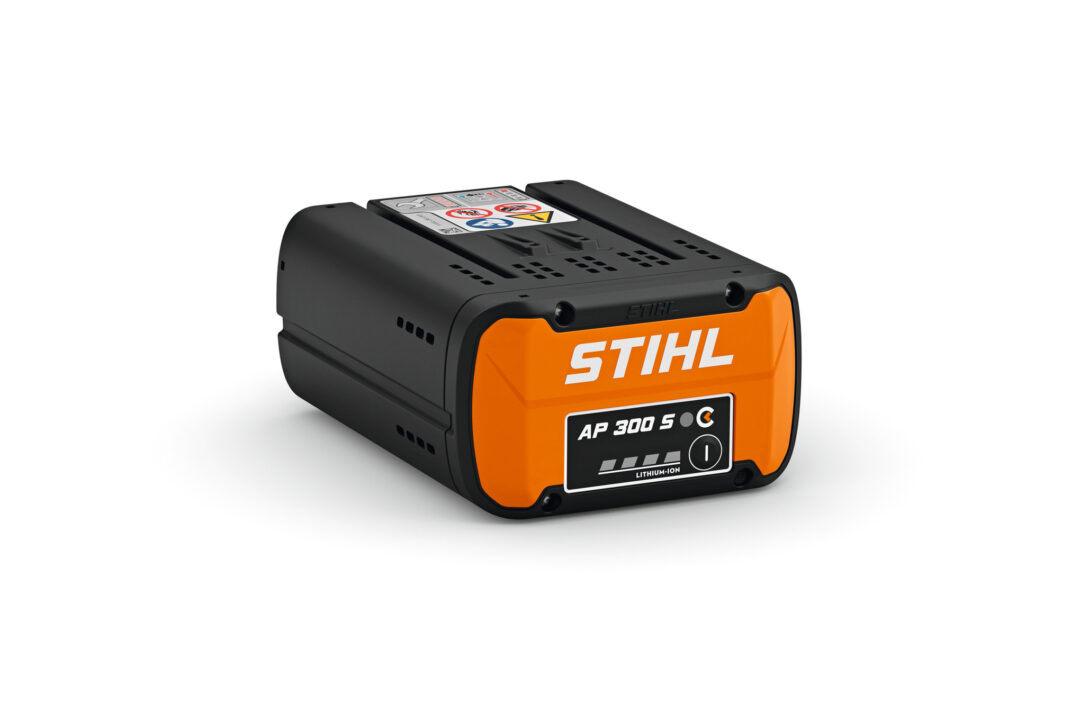 Batería STIHL AP 300 S Litio-Ion 7.8 Ah Esta batería profesional de alto rendimiento, parte del sistema STIHL AP, destaca por su gran capacidad (7.8 Ah) y su tecnología de litio-ion, que ofrece potencia constante y larga autonomía para herramientas STIHL a batería. Ideal para jardineros, paisajistas y profesionales exigentes