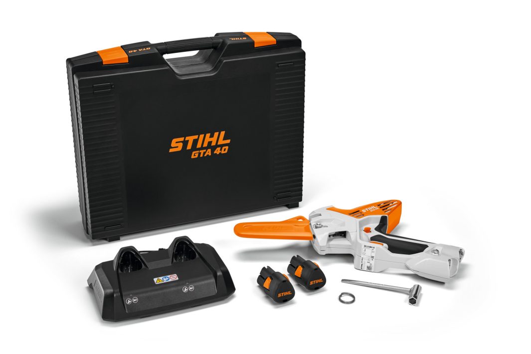 Mini Sierra STIHL GTA 40: ¡La poda fácil y precisa al alcance de tu mano! ¿Buscas una mini sierra a batería potente y manejable para tus trabajos de poda en el jardín? La STIHL GTA 40 es la solución perfecta. Ligera, silenciosa y fácil de usar, te permitirá realizar cortes limpios y precisos en ramas, arbustos y pequeños árboles, ¡sin esfuerzo! Este kit incluye dos baterías AS 2 y un cargador AL 5-2, además de una segunda cadena AS 2, para que tengas todo lo necesario para empezar a trabajar.