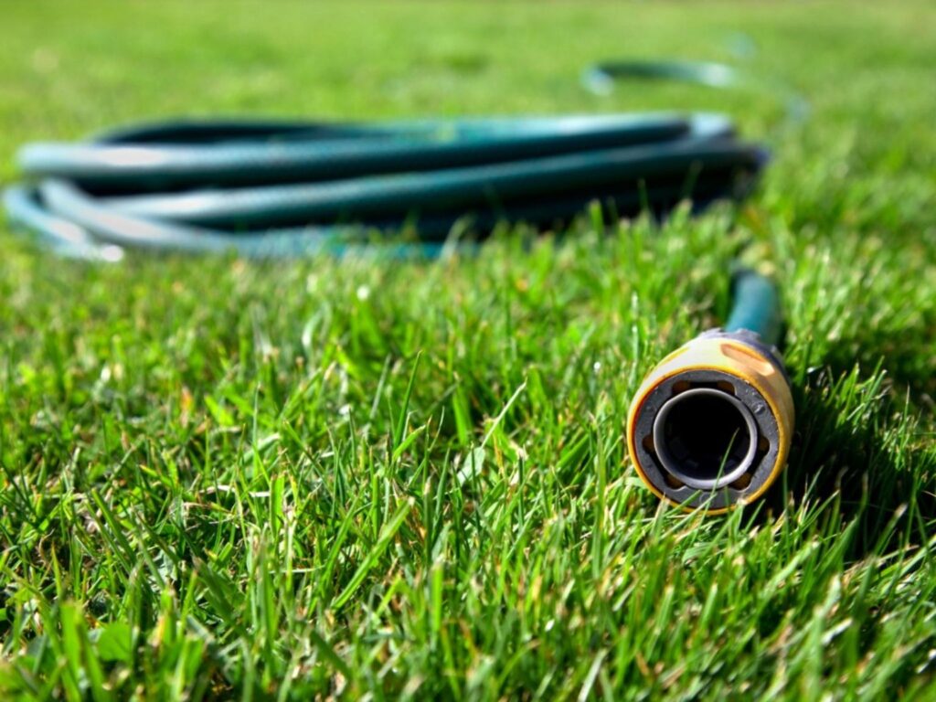 Elegir la manguera de jardín adecuada puede marcar la diferencia en la eficiencia del riego y el mantenimiento de espacios verdes. Con el modelo correcto y un buen cuidado, esta herramienta se convierte en un aliado indispensable para cualquier tarea de jardinería, permitiendo un uso eficiente del agua y garantizando un jardín saludable y bien cuidado.